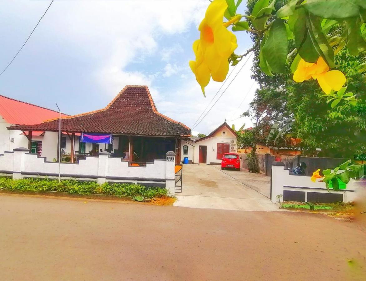 Reddoorz Syariah @ Ndalem Kembang Sore Jogjakarta Buitenkant foto