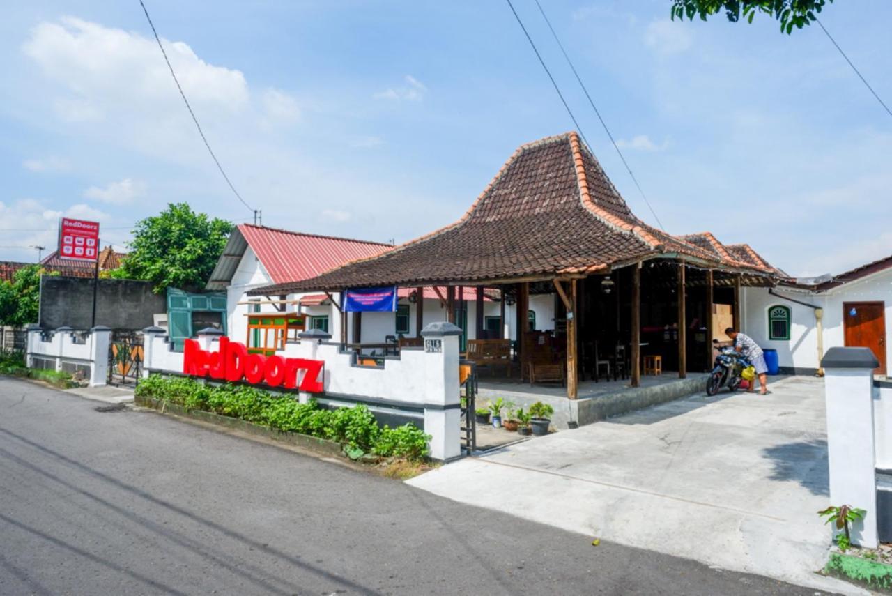 Reddoorz Syariah @ Ndalem Kembang Sore Jogjakarta Buitenkant foto