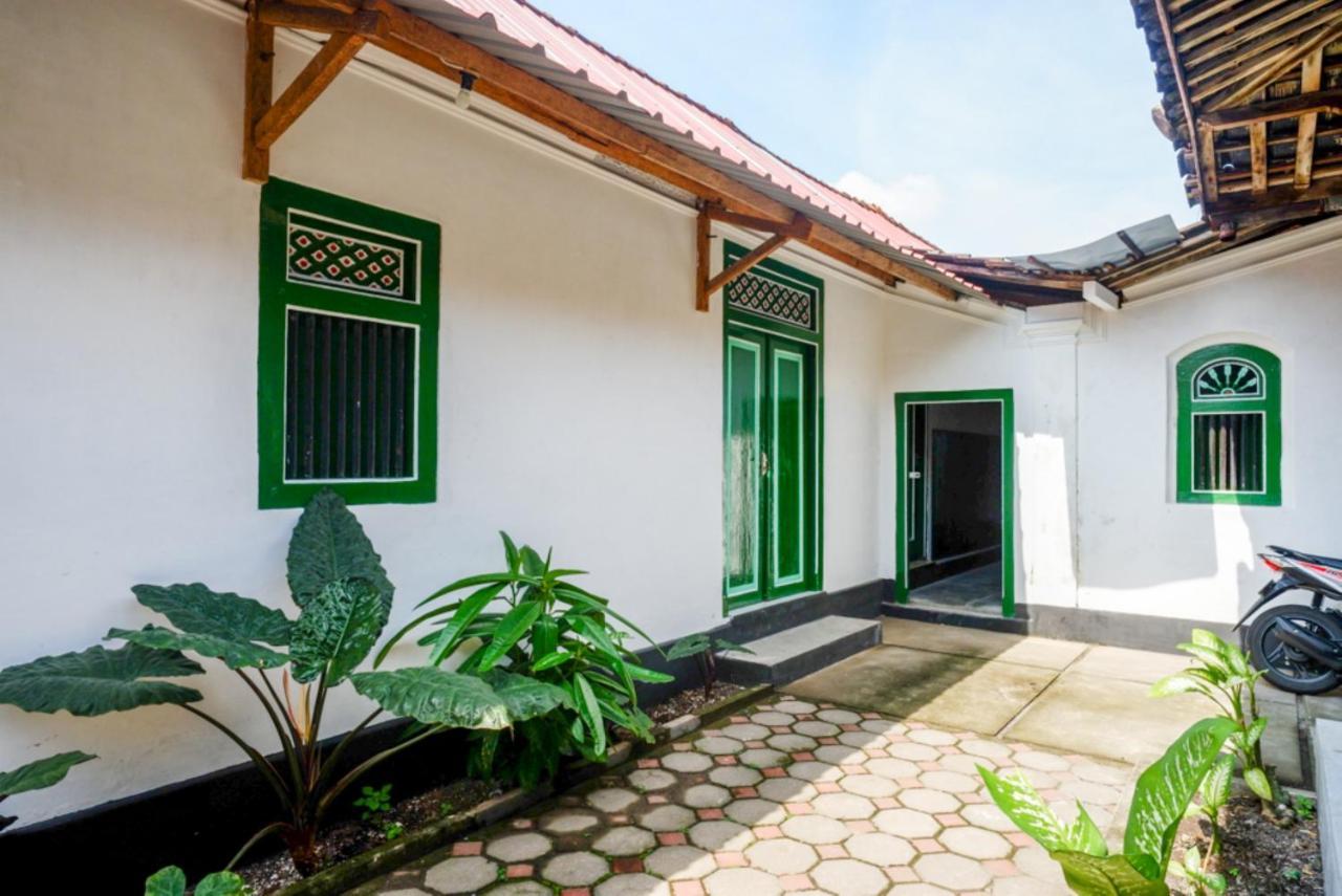Reddoorz Syariah @ Ndalem Kembang Sore Jogjakarta Buitenkant foto