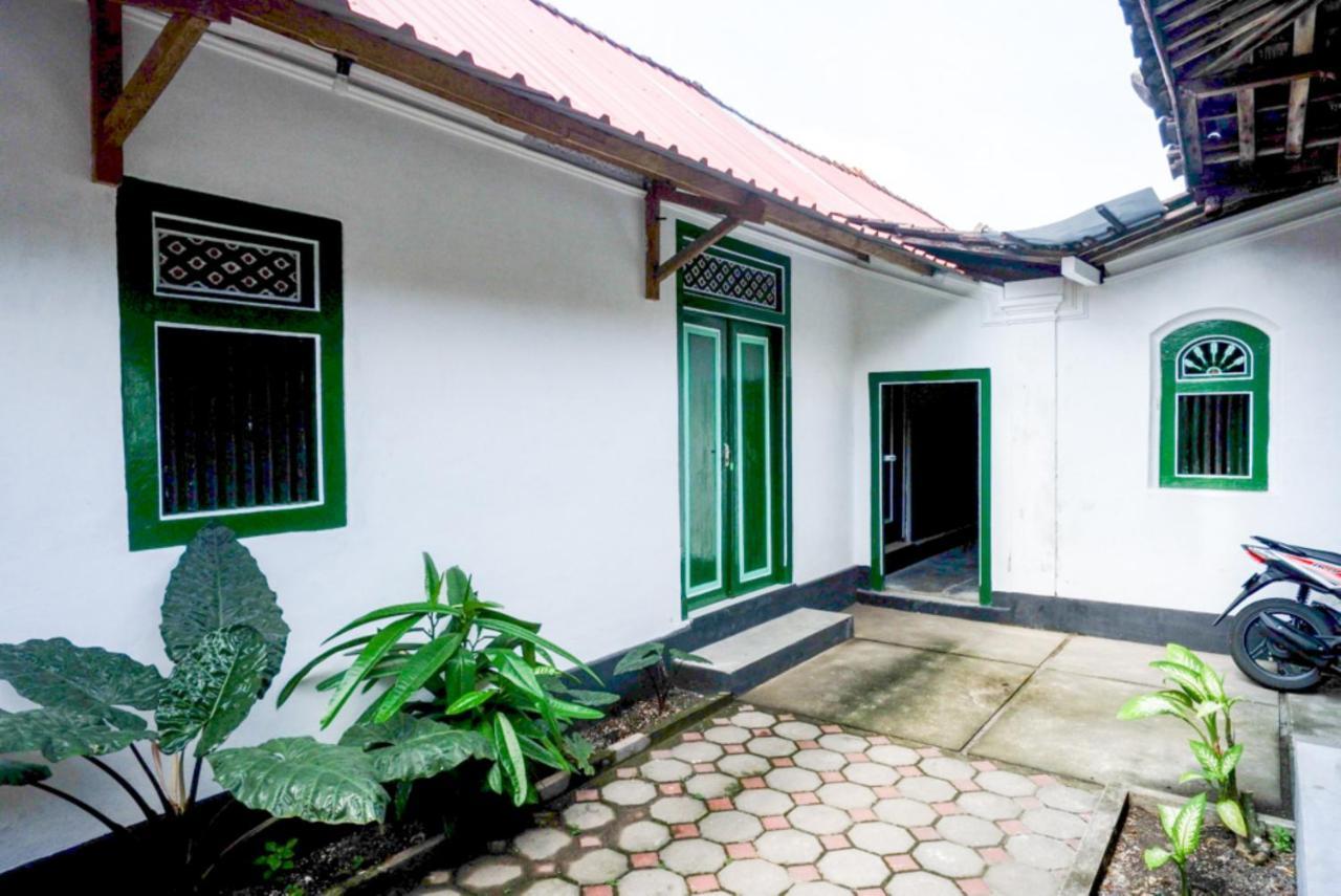 Reddoorz Syariah @ Ndalem Kembang Sore Jogjakarta Buitenkant foto