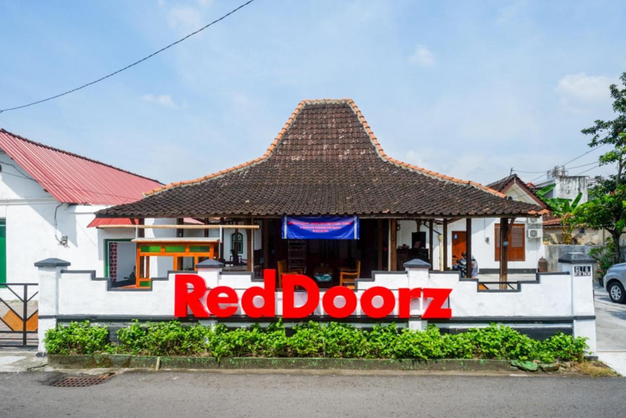 Reddoorz Syariah @ Ndalem Kembang Sore Jogjakarta Buitenkant foto